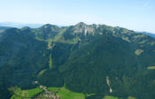 Das Bergpanorama auf dem Flug nach sterreich zum Flugplatz St. Johann in Tirol 